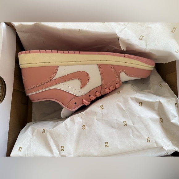 Nike Women Air Jordan 1 Lows NWT - Picture 5 of 11